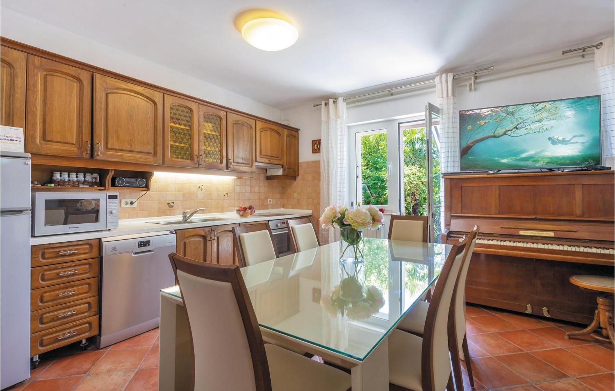 Amazing Home In Podstrana With Kitchen Экстерьер фото